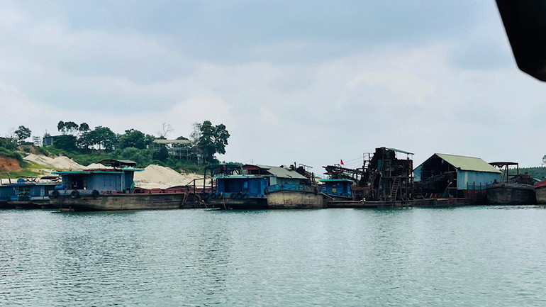 Do mực nước xuống thấp, nhiều tàu chở vật liệu phải nằm bờ.