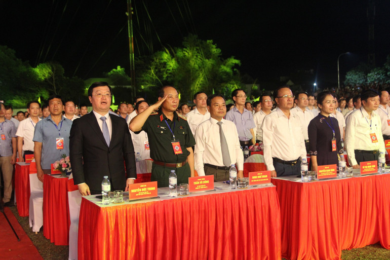 Các đồng chí lãnh đạo Trung ương, Quân khu IV, tỉnh Nghệ An và các địa phương kết nghĩa dự lễ kỷ niệm.