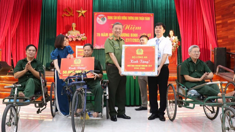 Bộ trưởng Công an Tô Lâm trao quà cho các thương, bệnh binh tại Trung tâm Điều dưỡng Thương binh Thuận Thành.