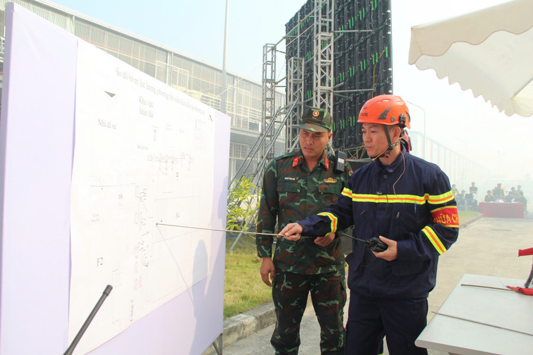 Chỉ huy các đơn vị hiệp đồng phương án chữa cháy, cứu nạn cứu hộ. (Ảnh: Nguyễn Khánh)