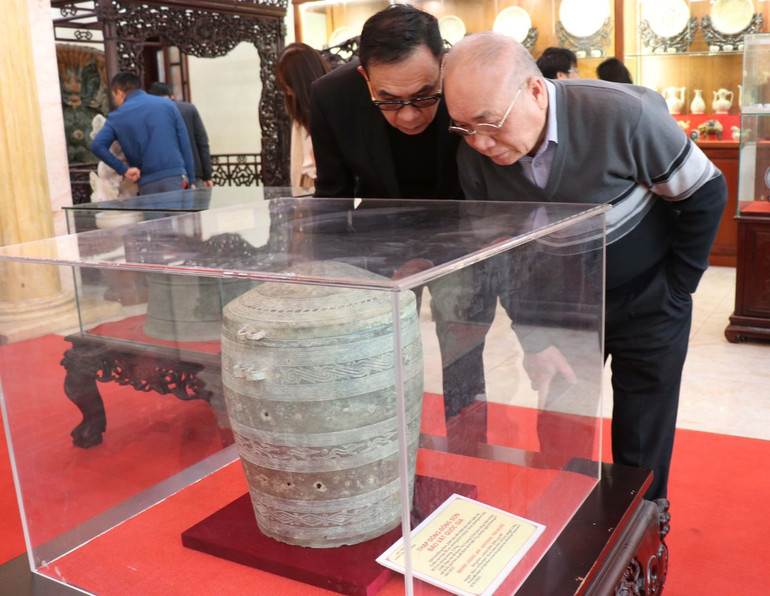 Khách tham quan chiêm ngưỡng bảo vật.