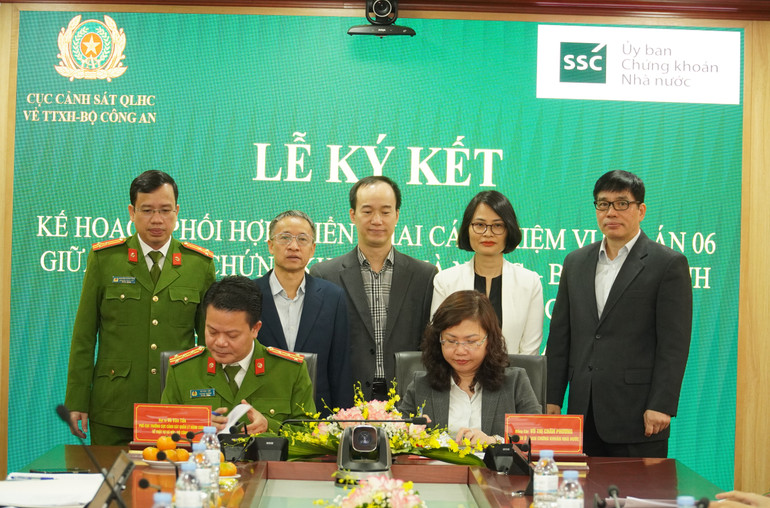 Chủ tịch Ủy ban Chứng khoán Nhà nước Vũ Thị Chân Phương và Đại tá Vũ Văn Tấn, Phó Cục trưởng Cục Cảnh sát Quản lý hành chính về trật tự xã hội – Bộ Công an ký Kế hoạch phối hợp triển khai Đề án 06 giữa Ủy ban Chứng khoán Nhà nước với Cục Cảnh sát Quản lý hành chính về trật tự xã hội.