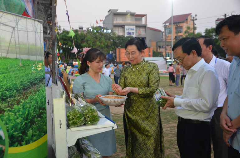 Đồng chí Lê Thị Thủy, Ủy viên Trung ương Đảng, Bí thư Tỉnh ủy Hà Nam tham quan các gian hàng.