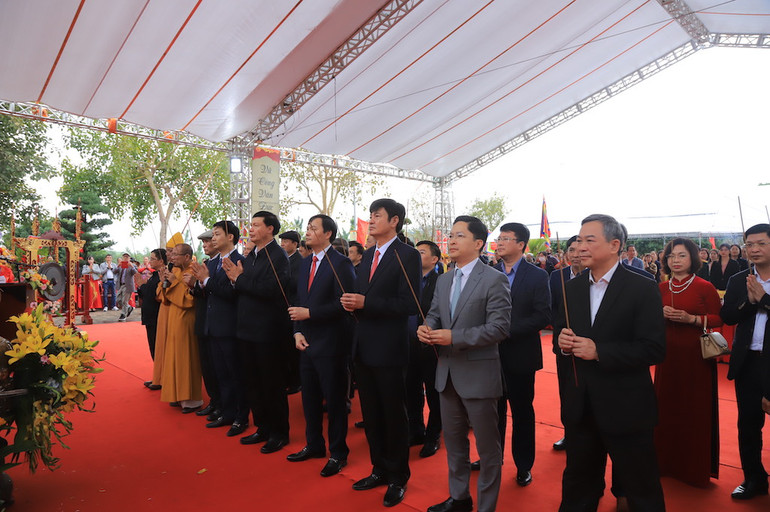 Các đại biểu dâng hương tưởng niệm các vua Trần.