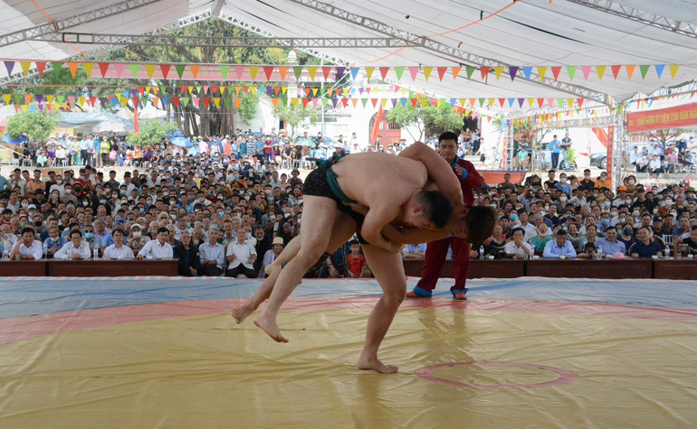 Các đô vật thi đấu.