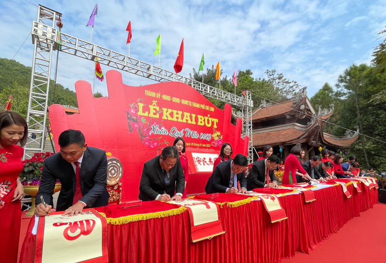 Các đại biểu dự Lễ khai bút bằng chữ quốc ngữ. Các đại biểu dự Lễ khai bút bằng chữ quốc ngữ.