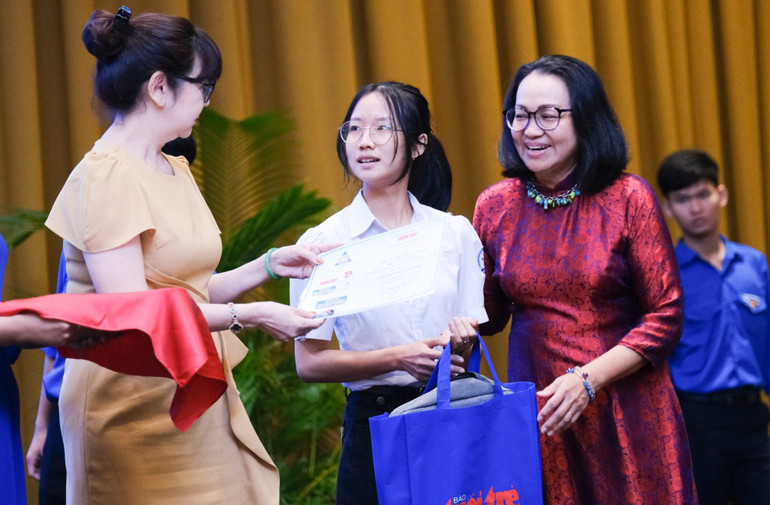 Tân sinh viên Quảng Nam-Đà Nẵng nhận học bổng Tiếp sức đến trường trong lễ trao ngày 15/10. Tân sinh viên Quảng Nam-Đà Nẵng nhận học bổng Tiếp sức đến trường trong lễ trao ngày 15/10.