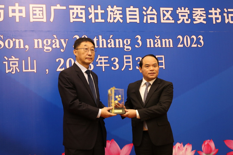 Đồng chí Nguyễn Quốc Đoàn, Ủy viên Trung ương Đảng, Bí thư Tỉnh ủy Lạng Sơn tặng quà đồng chí Lưu Ninh, Bí thư Khu tự trị dân tộc Choang Quảng Tây (Trung Quốc).