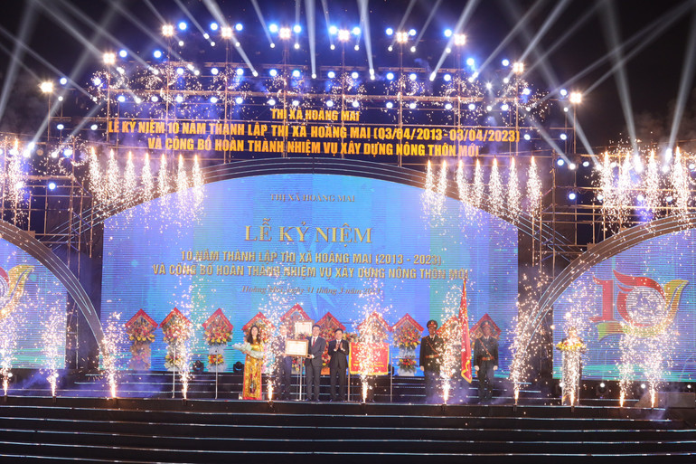 Bí thư Tỉnh ủy Nghệ An Thái Thanh Quý trao Huân chương Lao động hạng Ba và Cờ thi đua xuất sắc của Chính phủ năm 2022 cho nhân dân và cán bộ thị xã Hoàng Mai.