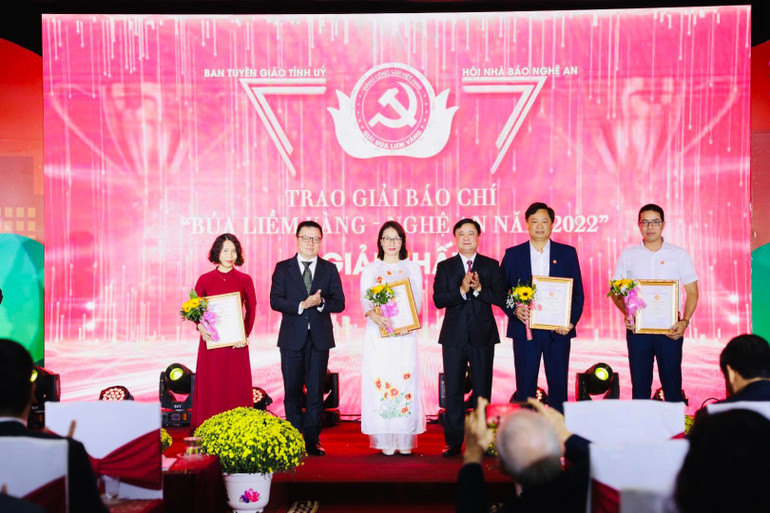 Đồng chí Lê Quốc Minh, Tổng Biên tập Báo Nhân Dân và đồng chí Thái Thanh Quý, Bí thư Tỉnh ủy Nghệ An trao giải cho các tác giả, nhóm tác giả đoạt giải Nhất.