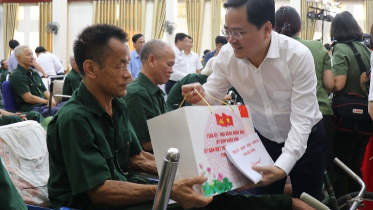 Bí thư Tỉnh ủy Bắc Ninh Nguyễn Anh Tuấn trao quà cho các thương, bệnh binh tại Trung tâm Điều dưỡng Thương binh Thuận Thành.