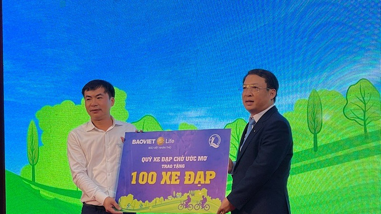 Đại diện Quỹ xe đạp chở ước mơ tặng học sinh tỉnh Hải Dương 100 xe đạp.