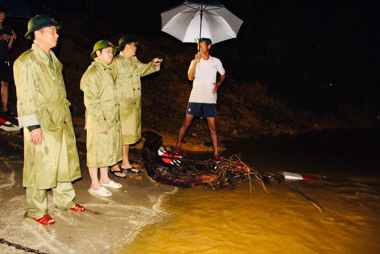 Lãnh đạo huyện Thanh Chương kiểm tra công tác phòng, chống lũ ngay trong đêm.