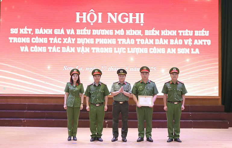 Công an phường Chiềng Cơi được Bộ Công an công nhận Công an phường kiểu mẫu về an ninh trật tự và văn minh đô thị.