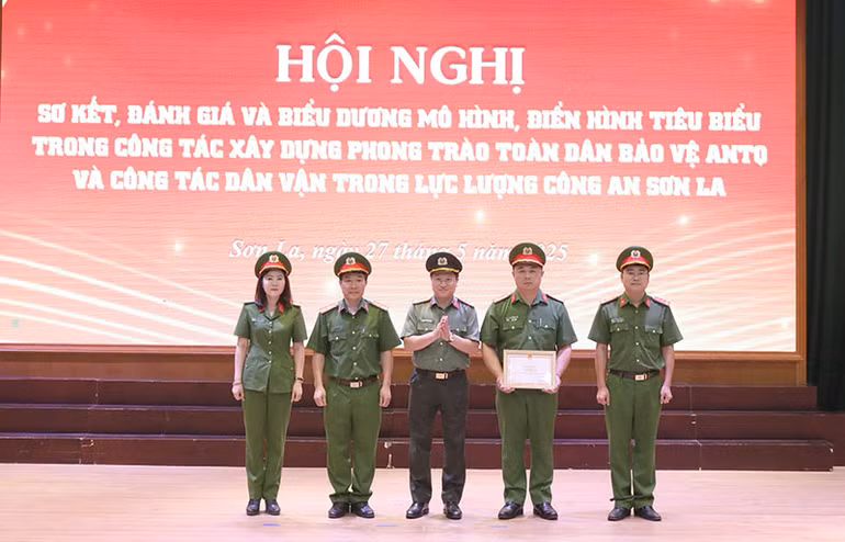 Công an phường Chiềng Cơi được Bộ Công an công nhận Công an phường kiểu mẫu về an ninh trật tự và văn minh đô thị.