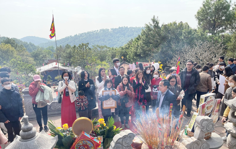 Du khách thập phương dâng hương tưởng niệm nhà giáo Chu Văn An. Du khách thập phương dâng hương tưởng niệm nhà giáo Chu Văn An.