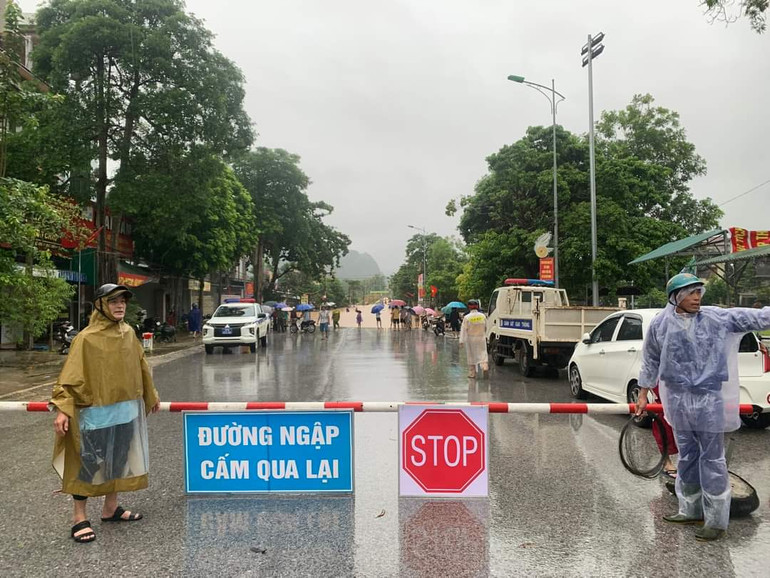 Nhiều tuyến đường ở các huyện miền núi Nghệ An bị ngập sâu.