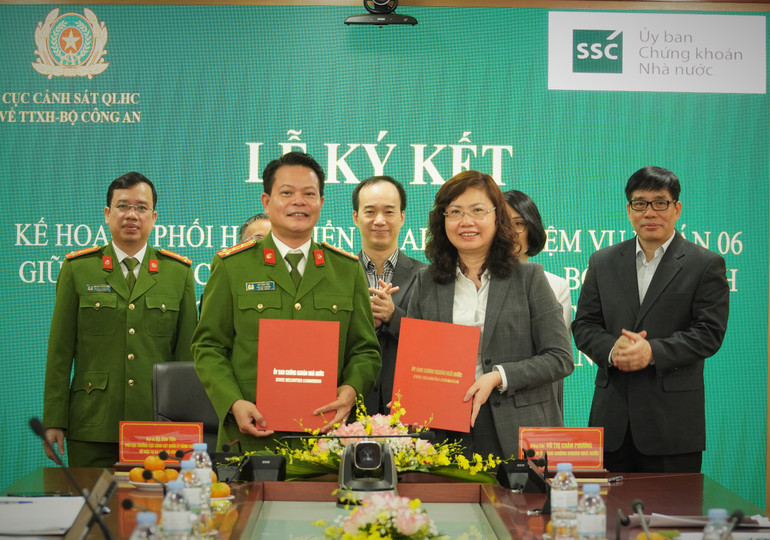 Chủ tịch Ủy ban Chứng khoán Nhà nước Vũ Thị Chân Phương và Đại tá Vũ Văn Tấn, Phó Cục trưởng Cục Cảnh sát Quản lý hành chính về trật tự xã hội- Bộ Công an trao Biên bản ký kết.