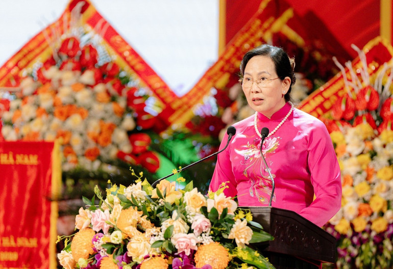 Đồng chí Lê Thị Thủy, Ủy viên Trung ương Đảng, Bí thư Tỉnh ủy Hà Nam phát biểu tại Đại hội.