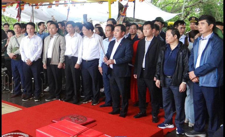 Các đại biểu hành lễ trên Ngũ nhạc linh từ.