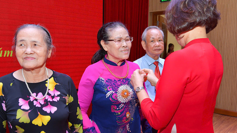 Đảng viên Nguyễn Thị Dương nhận Huy hiệu 55 năm tuổi Đảng.