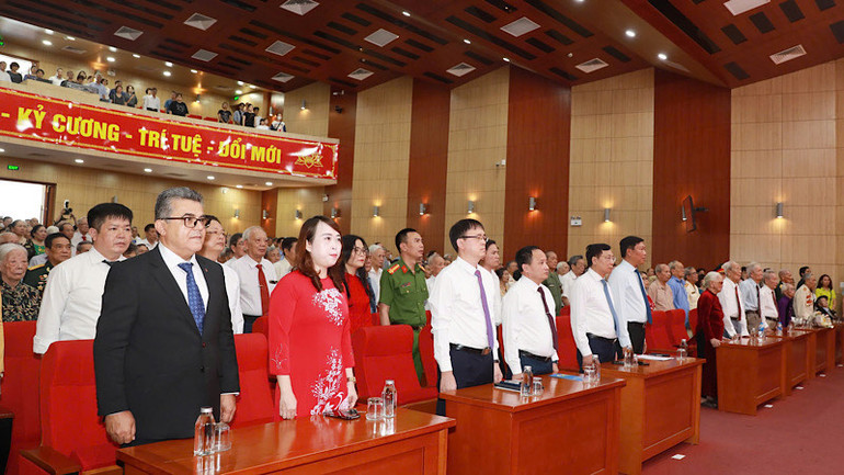 Các đại biểu tham dự buổi lễ.