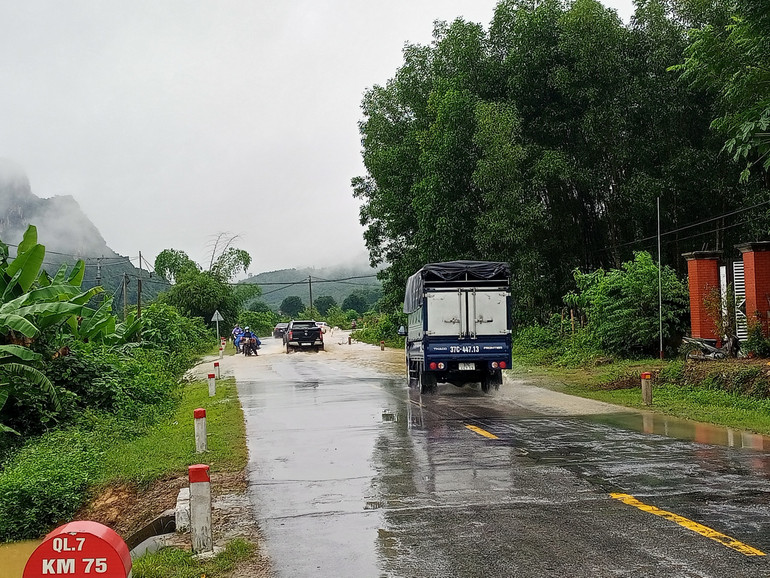 Quốc lộ 7 đoạn qua huyện Anh Sơn bị ngập sâu.