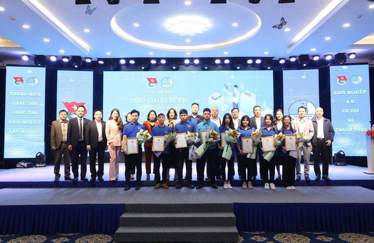 Trao Giải cuộc thi “Ý tưởng khởi nghiệp” cho tác giả và nhóm tác giả tại cuộc thi.