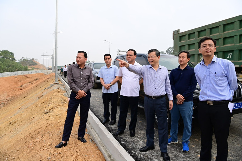 Chủ tịch UBND tỉnh Nguyễn Văn Sơn (thứ 3 từ phải sang) kiểm tra thi công tại một nút giao trên cao tốc.