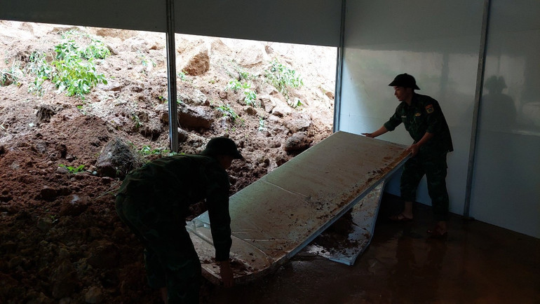 Lực lượng chức năng di chuyển đồ đạc người dân đến nơi an toàn.