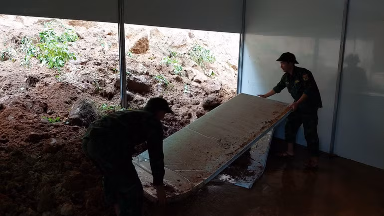 Lực lượng chức năng di chuyển đồ đạc người dân đến nơi an toàn. Lực lượng chức năng di chuyển đồ đạc người dân đến nơi an toàn.