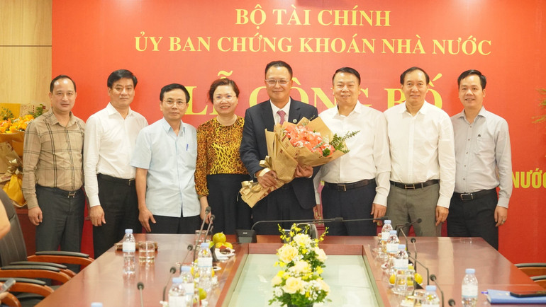 Thứ trưởng Tài chính Nguyễn Đức Chi, Chủ tịch Ủy ban Chứng khoán Nhà nước Vũ Thị Chân Phương và tập thể ban lãnh đạo Ủy ban Chứng khoán Nhà nước, lãnh đạo các đơn vị thuộc Bộ Tài chính chúc mừng tân Phó Chủ tịch Ủy ban Chứng khoán Nhà nước Bùi Hoàng Hải. (Ảnh: UBCKNN)