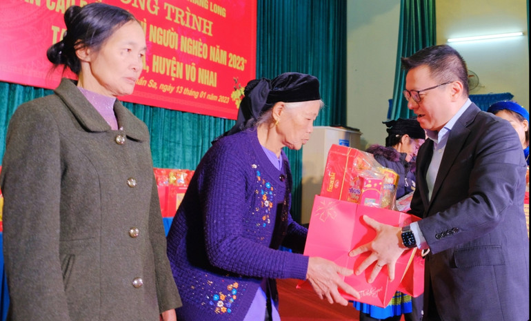 Đồng chí Lê Quốc Minh tặng quà đại diện hộ nghèo xã Thần Sa.