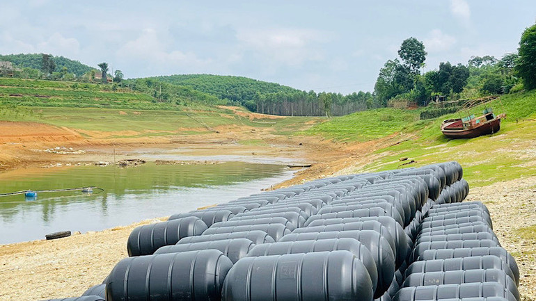 Một tàu du lịch phải nằm bờ do nước cạn.