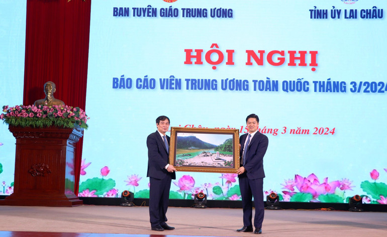 Đồng chí Vũ Mạnh Hà, Ủy viên dự khuyết Trung ương Đảng, Phó Bí thư Thường trực Tỉnh ủy tặng quà của tỉnh Lai Châu cho Ban Tuyên giáo Trung ương.