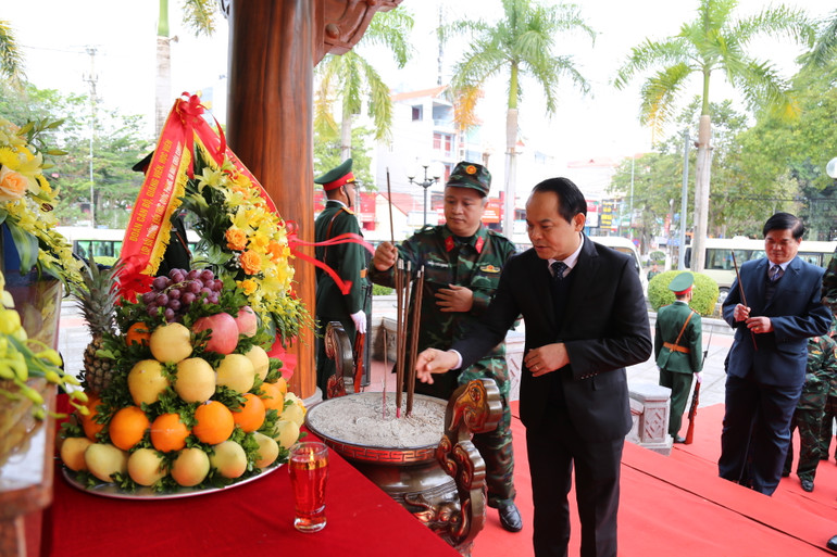 Đoàn đại biểu Học viện Quốc phòng cùng lãnh đạo tỉnh Lạng Sơn dâng hoa tại khu lưu niệm Chủ tịch Hồ Chí Minh, thành phố Lạng Sơn.