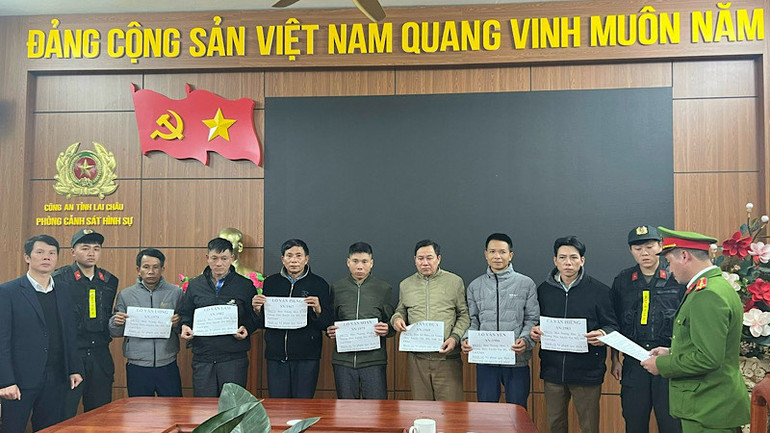 Các đối tượng bị bắt về tội khai thác khoảng sản trái phép.