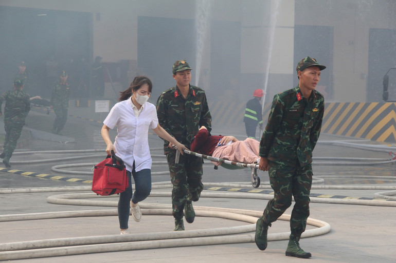 Các lực lượng tham gia phối hợp cứu nạn. (Ảnh: Nguyễn Khánh)