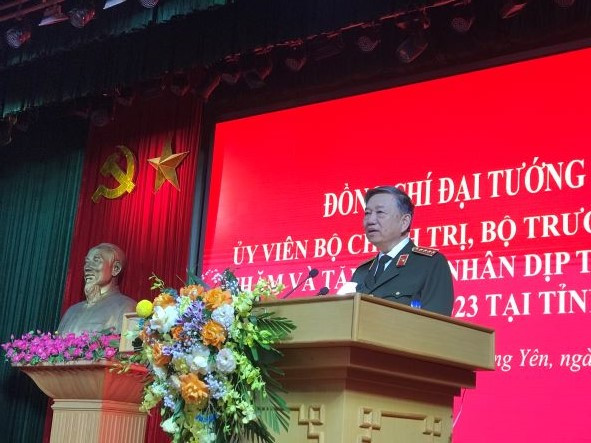 Bộ trưởng Công An Tô Lâm phát biểu tại buổi trao tặng quà cho người có công, gia đình chính sách, người nghèo, công nhân và người lao động khó khăn ở tỉnh Hưng Yên.