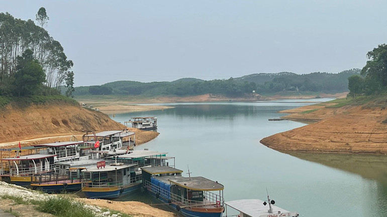 Các tàu khách tại bến cảng Hương Lý do nước cạn nên đi lại khó khăn.