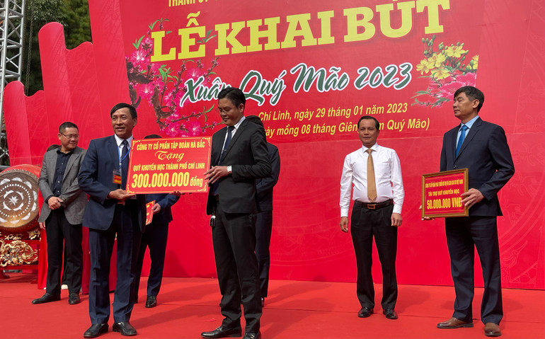 Đại diện các doanh nghiệp ủng hộ Quỹ khuyến học thành phố Chí Linh. Đại diện các doanh nghiệp ủng hộ Quỹ khuyến học thành phố Chí Linh.