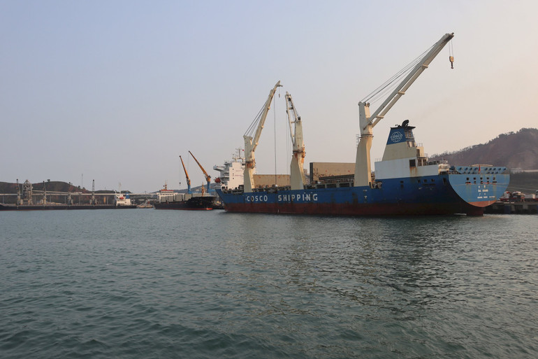 Các tàu có tải trọng lớn vào làm hàng tại cảng biển quốc tế Vissai ở xã Nghi Thiết, huyện Nghi Lộc, tỉnh Nghệ An.