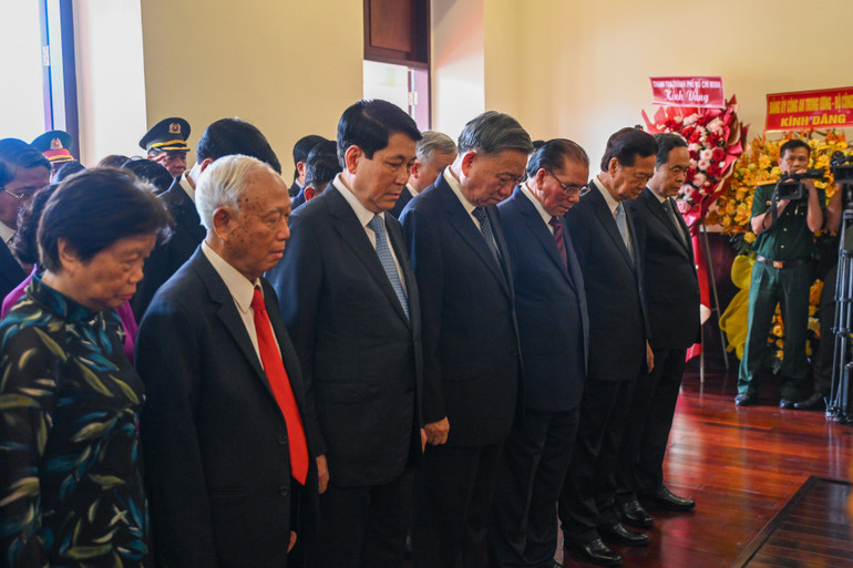 Các đồng chí lãnh đạo, nguyên lãnh đạo Đảng, Nhà nước thành kính tưởng niệm Chủ tịch Hồ Chí Minh tại Bảo tàng Bảo tàng Hồ Chí Minh - Chi nhánh Thành phố Hồ Chí Minh (Bến Nhà Rồng). (Ảnh: Duy Linh) Các đồng chí lãnh đạo, nguyên lãnh đạo Đảng, Nhà nước thành kính tưởng niệm Chủ tịch Hồ Chí Minh tại Bảo tàng Bảo tàng Hồ Chí Minh - Chi nhánh Thành phố Hồ Chí Minh (Bến Nhà Rồng). (Ảnh: Duy Linh)