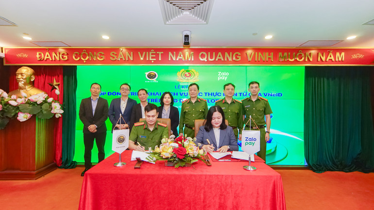 Đồng chí Thiếu tá Phan Đức Hiệp, Phó Giám đốc Trung tâm RAR và bà Lê Lan Chi, Tổng Giám đốc Zalopay ký kết hợp tác.