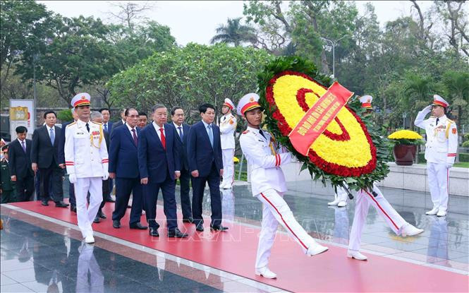 Đoàn đại biểu lãnh đạo, nguyên lãnh đạo Đảng, Nhà nước do Tổng Bí thư Tô Lâm dẫn đầu đến đặt vòng hoa tưởng niệm các Anh hùng liệt sĩ. (Ảnh: TTXVN)