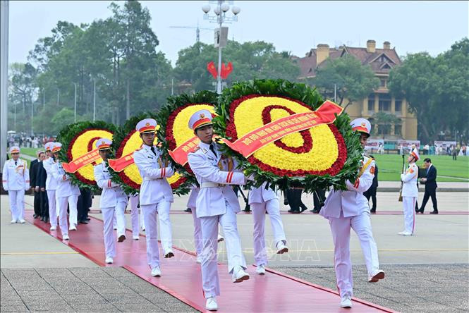 Đoàn đại biểu lãnh đạo Đảng, Nhà nước đến đặt vòng hoa và vào lăng viếng Chủ tịch Hồ Chí Minh. (Ảnh: TTXVN)