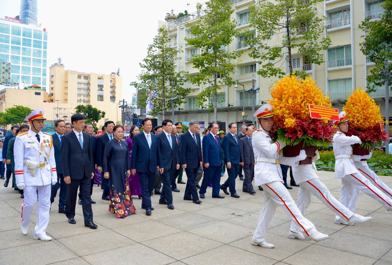 Các đồng chí lãnh đạo, nguyên lãnh đạo Đảng, Nhà nước dâng hoa tại Công viên Tượng đài Bác Hồ (Quận 1, Hồ Chí Minh). (Ảnh: Duy Linh) Các đồng chí lãnh đạo, nguyên lãnh đạo Đảng, Nhà nước dâng hoa tại Công viên Tượng đài Bác Hồ (Quận 1, Hồ Chí Minh). (Ảnh: Duy Linh)