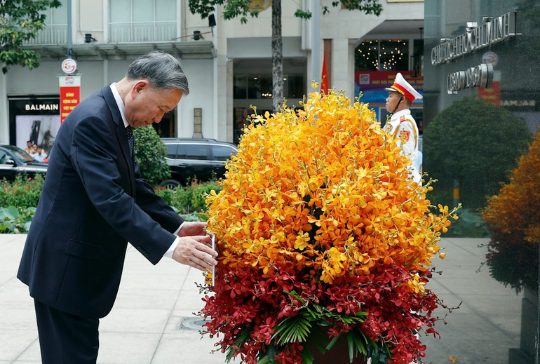 Tổng Bí thư Tô Lâm dâng hoa tưởng nhớ Chủ tịch Hồ Chí Minh. (Ảnh: Duy Linh) Tổng Bí thư Tô Lâm dâng hoa tưởng nhớ Chủ tịch Hồ Chí Minh. (Ảnh: Duy Linh)