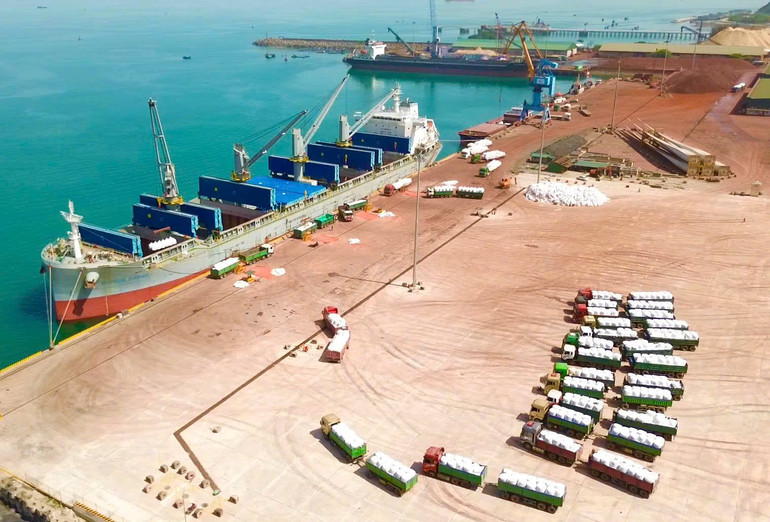 Hơn 30% lượng hàng hóa thông quan tại cảng Vũng Áng là hàng xuất khẩu của nước bạn Lào. Hơn 30% lượng hàng hóa thông quan tại cảng Vũng Áng là hàng xuất khẩu của nước bạn Lào.