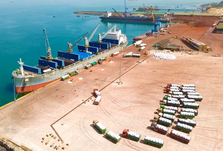 Hơn 30% lượng hàng hóa thông quan tại cảng Vũng Áng là hàng xuất khẩu của nước bạn Lào.